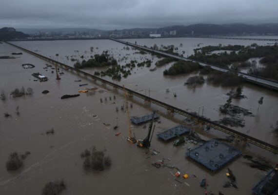 Puente Ferroviario EFE SUR durante inundaciones en Chile 2023
