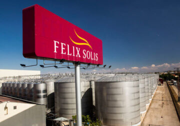 Félix Solís Avantis inaugura su primera bodega internacional en Chile