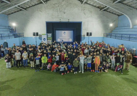 Niños y jóvenes de Penco destacan en clínica deportiva asesorada por Fundación Fútbol Más