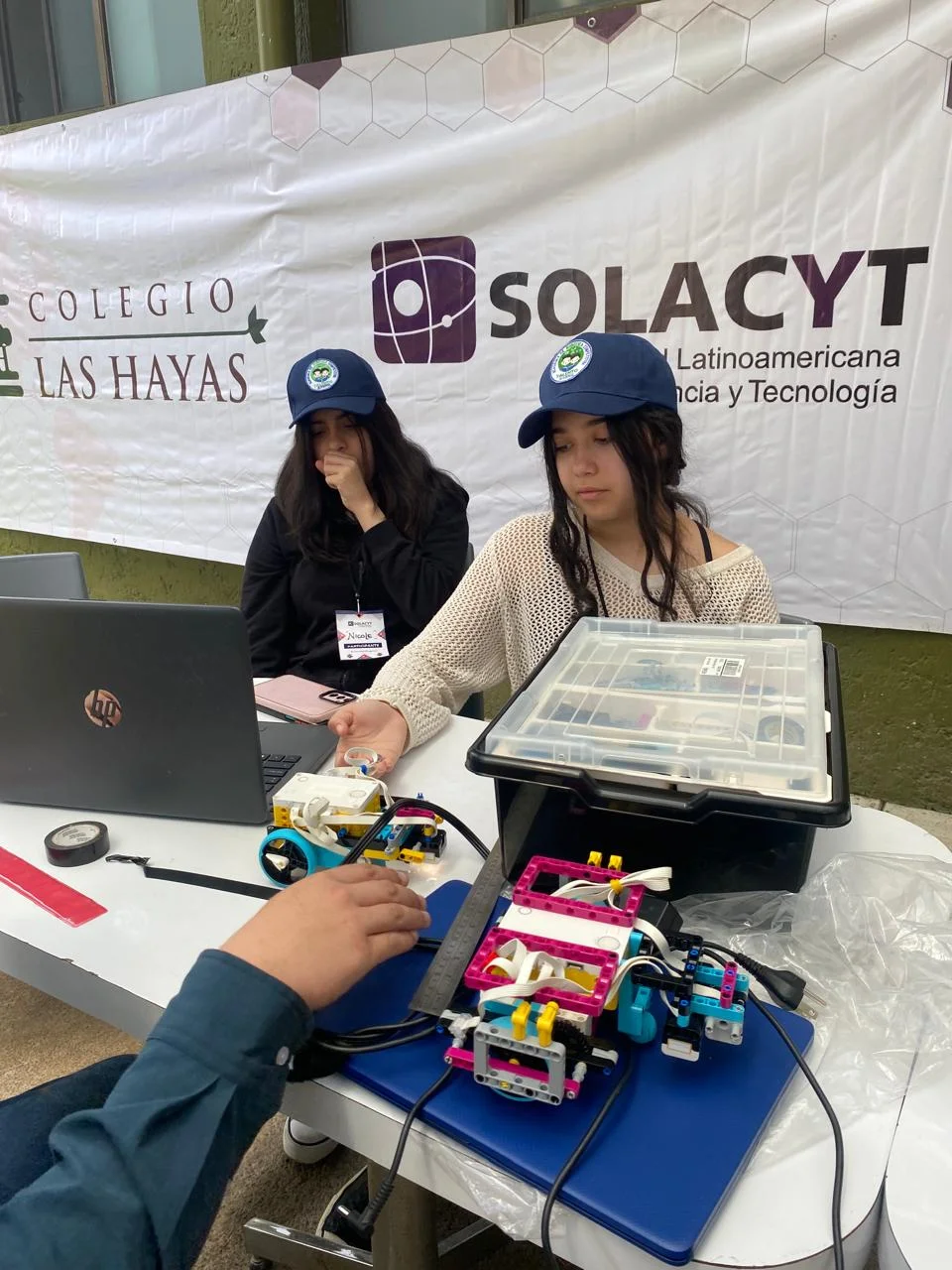 Alumnas de Penco logran primer lugar en competencia internacional de robótica en México