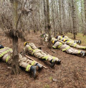 Bomberos reciben capacitación especializada para el combate de incendios forestales