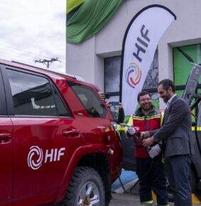 Cargan auto con combustible verde producido en Punta Arenas