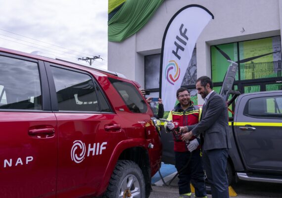 Cargan auto con combustible verde producido en Punta Arenas