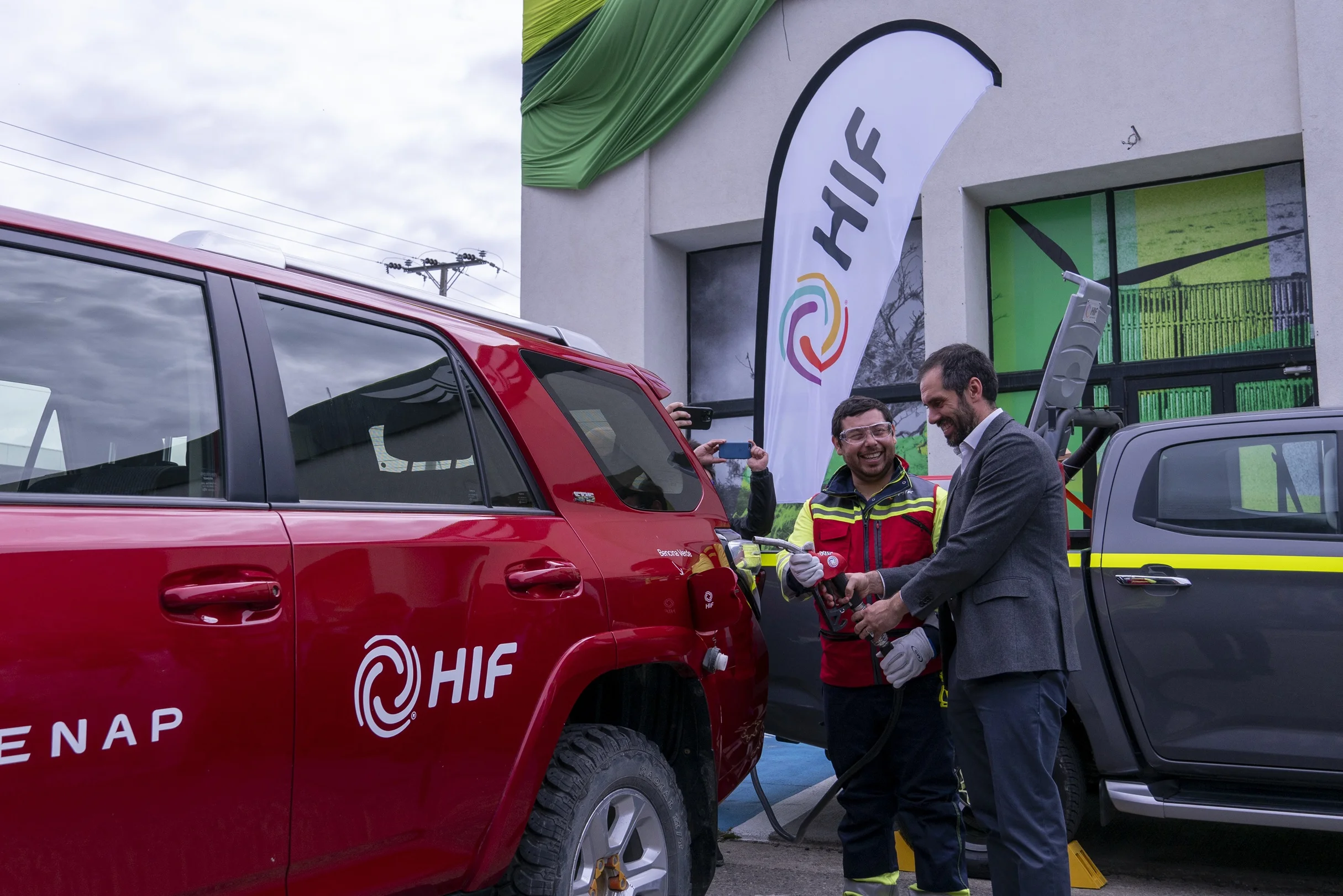 Cargan auto con combustible verde producido en Punta Arenas