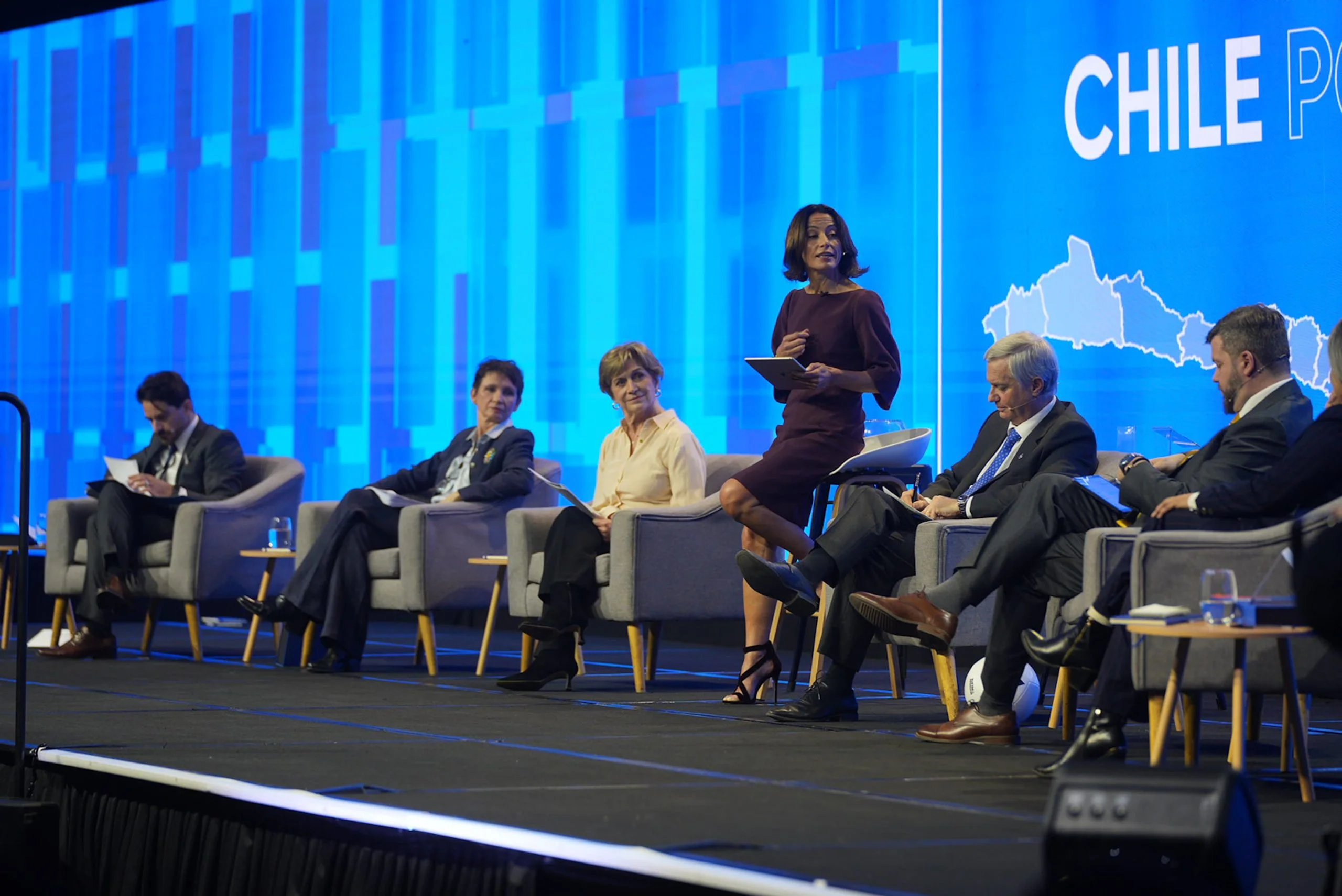 Candidatos presidenciales recibieron propuestas de la CChC con plan de obras prioritarias para el despegue del país.