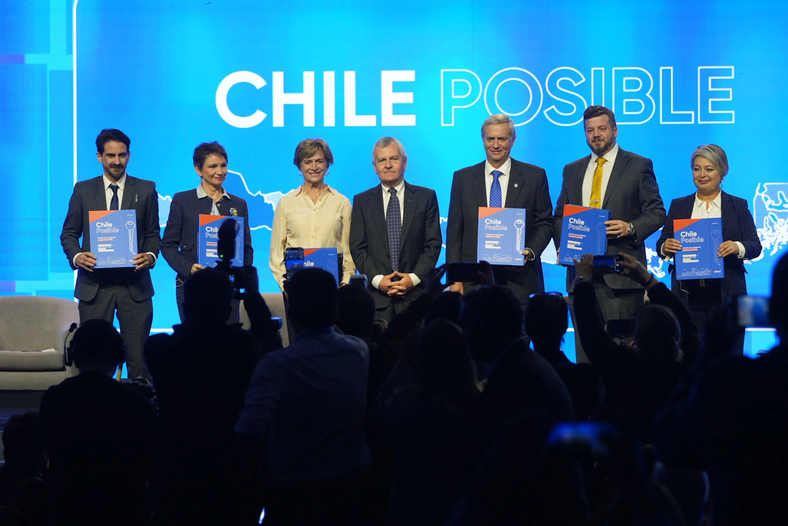 Candidatos presidenciales recibieron propuestas de la CChC con plan de obras prioritarias para el despegue del país.