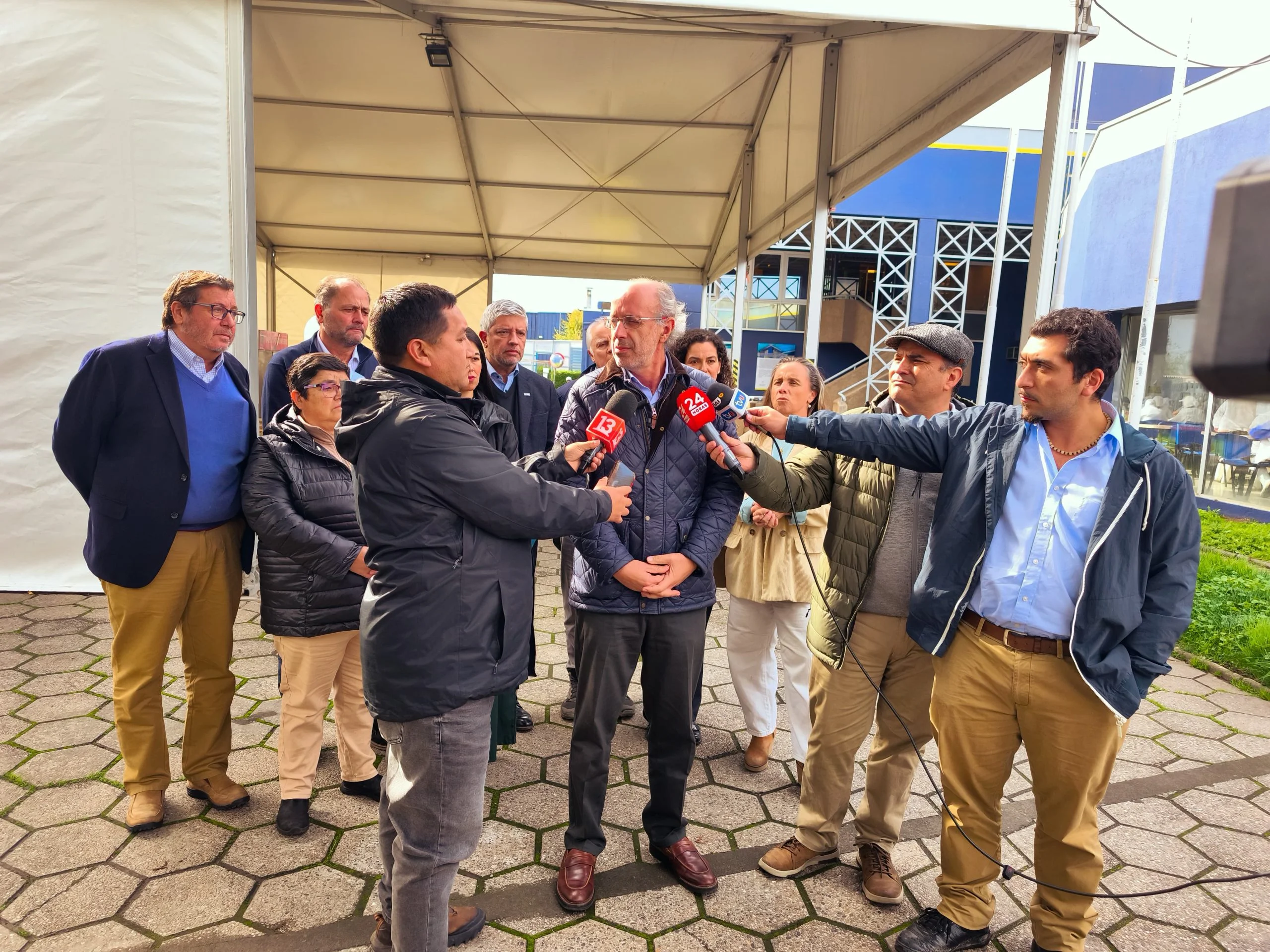 Los dirigentes gremiales a su salida de la planta PacificBlu