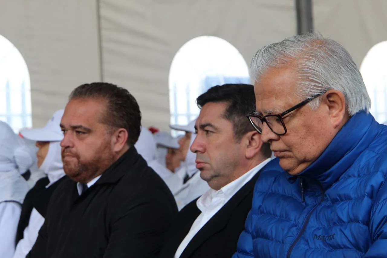 Los dirigentes gremiales a su salida de la planta PacificBlu.