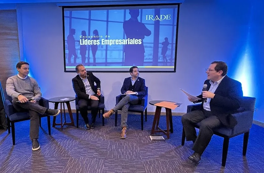 Panel público-privado enfocado en las oportunidades de exportación desde Biobío hacia Brasil. Participaron el gobernador regional Sergio Giacaman; Cristóbal Herrera (ProChile Biobío); Michael Spoerer, gerente de DPWorld (Puerto de Lirquén); y Gustavo Alcázar, past president de IRADE y gerente general de Molycop Chile. 